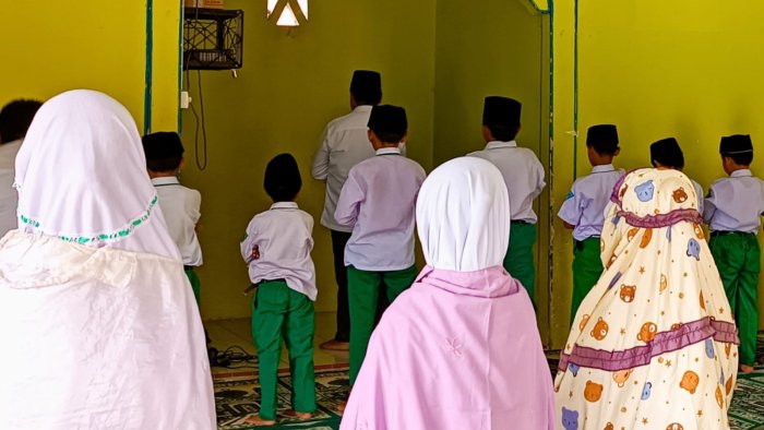 Shalat Dzuhur Berjamaah: Tradisi Harian yang Menempa Disiplin dan Iman di MIN 4 Tebo Shalat Dzuhur Berjamaah: Tradisi Harian yang Menempa Disiplin dan Iman di MIN 4 Tebo