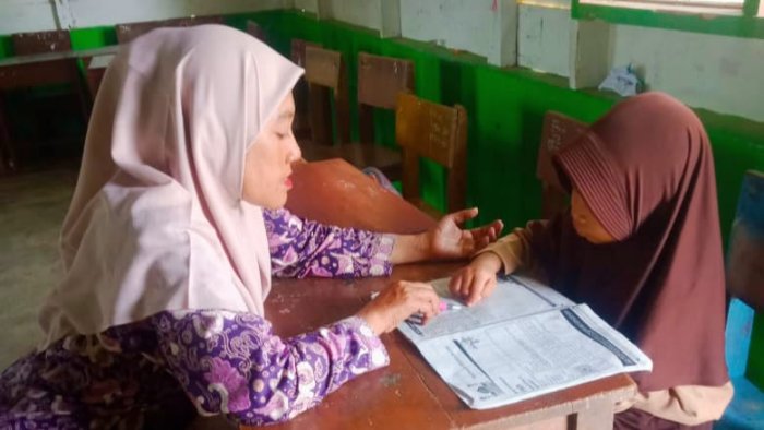 Guru MIN 4 Tebo Beri Bimbingan Tambahan untuk Siswa yang Belum Paham Materi Guru MIN 4 Tebo Beri Bimbingan Tambahan untuk Siswa yang Belum Paham Materi