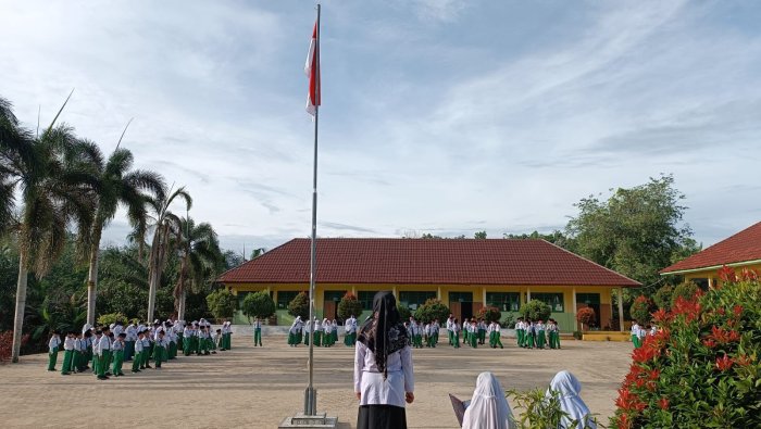 Pembina Upacara MIN 4 Tebo Ingatkan Siswa Fokus Hadapi ASAS