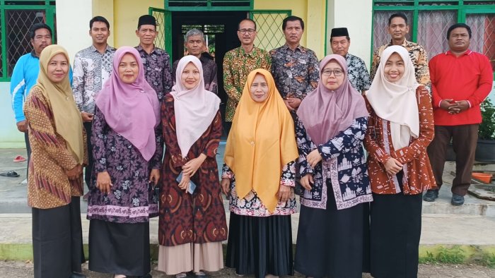 Kepala Kantor Kemenag Tebo Tinjau MIN 4 Tebo, Pastikan Bantuan Plafon untuk Dua Ruang Kelas Baru Kepala Kantor Kemenag Tebo Tinjau MIN 4 Tebo, Pastikan Bantuan Plafon untuk Dua Ruang Kelas Baru