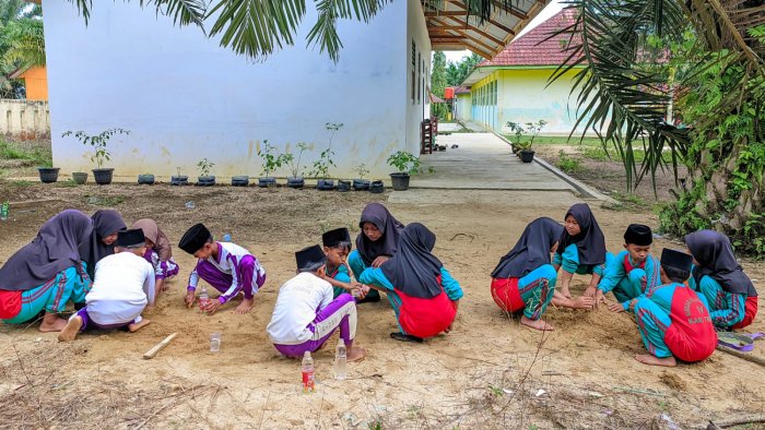 Belajar Tak Butuh Alat Mahal, Saat Benda Sehari-hari Menjadi Guru Terbaik di MIN 4 Tebo Belajar Tak Butuh Alat Mahal, Saat Benda Sehari-hari Menjadi Guru Terbaik di MIN 4 Tebo