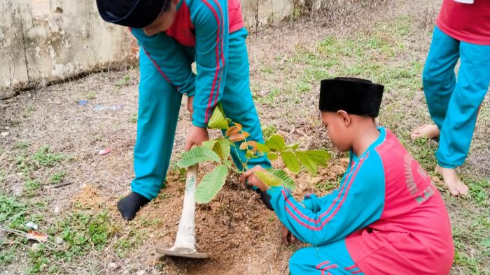 MIN 4 Tebo Teguhkan Komitmen Menjaga Keasrian Lingkungan Madrasah MIN 4 Tebo Teguhkan Komitmen Menjaga Keasrian Lingkungan Madrasah