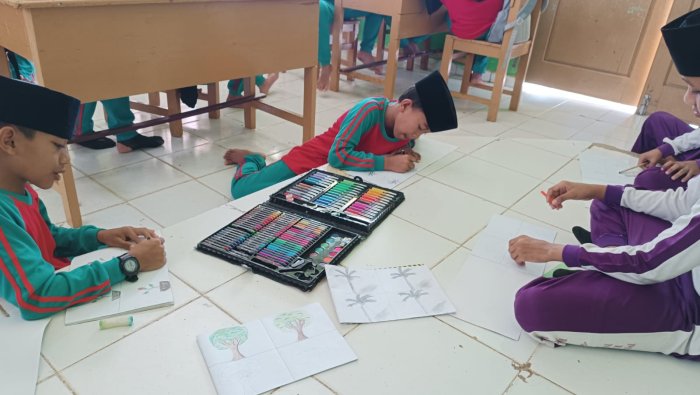 Siswa Kelas 5B MIN 4 Tebo Tuntaskan Tantangan Menggambar Tumbuhan Secara Proporsional dalam Empat Kali Percobaan Siswa Kelas 5B MIN 4 Tebo Tuntaskan Tantangan Menggambar Tumbuhan Secara Proporsional dalam Empat Kali Percobaan