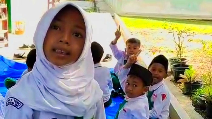 Keseruan Siswa Kelas 1A MIN 4 Tebo Belajar Taat Aturan Lewat Permainan Tradisional
