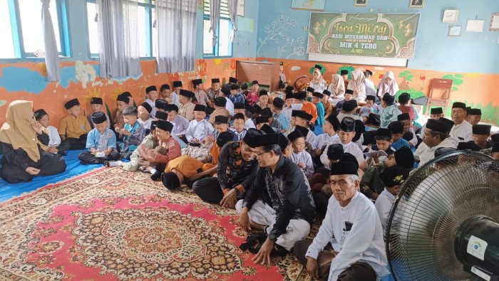 Refleksi Pasca Isra Mikraj: Membaur, Mencatat, dan Semangat Kolaborasi Warga MIN 4 Tebo Refleksi Pasca Isra Mikraj: Membaur, Mencatat, dan Semangat Kolaborasi Warga MIN 4 Tebo