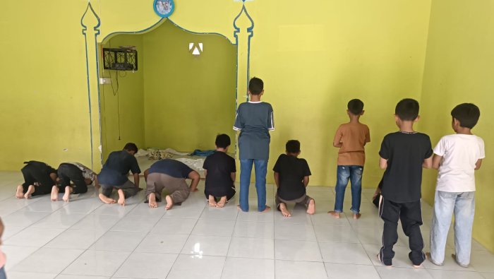 Murid MIN 4 Tebo Tetap Tunaikan Shalat Dzuhur di Tengah Padatnya Latihan Marching Band Murid MIN 4 Tebo Tetap Tunaikan Shalat Dzuhur di Tengah Padatnya Latihan Marching Band