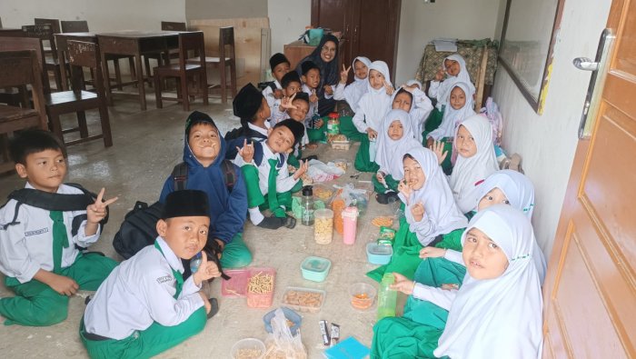 Lebih dari Pengajar, Wali Kelas di MIN 4 Tebo Adalah Orang Tua Kedua yang Selalu Hadir