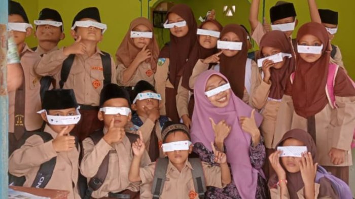 Belajar Bahasa Inggris Jadi Seru, Siswa Kelas 3A MIN 4 Tebo Membuat Kacamata dari Kertas