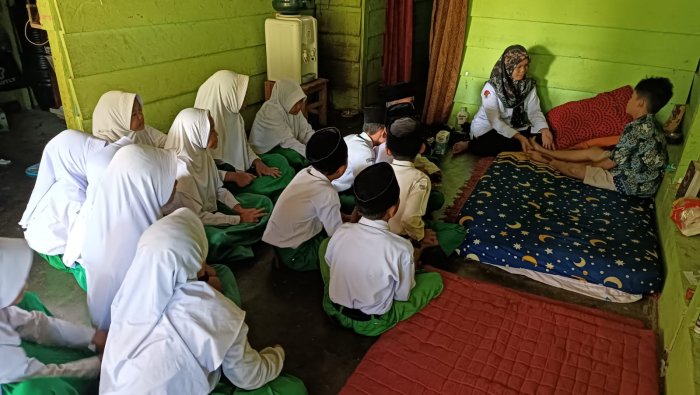 Kepedulian Siswa Kelas 5B MIN 4 Tebo: Jenguk Teman Sakit Bawa Bingkisan dari Rumah Inisiatif Sendiri