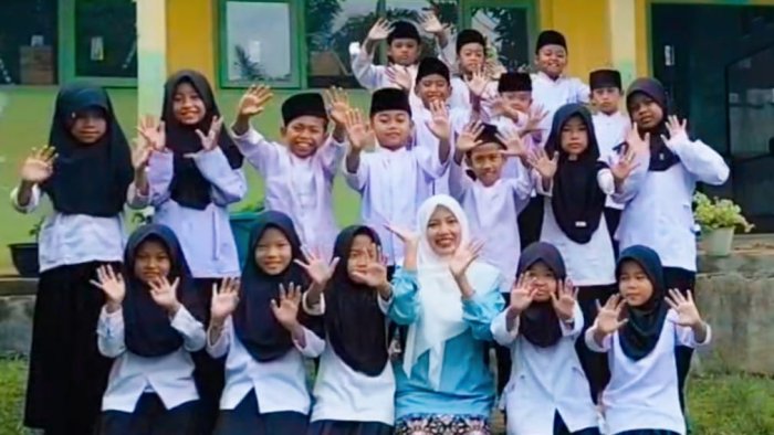 Luwes dan Ekspresif di Depan Kamera: Siswa Kelas 3B MIN 4 Tebo Berkreasi Membuat Video Ucapan Idul Fitri