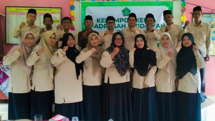 Kepala MIN 4 Tebo Pimpin Rapat KKMI Wilayah Barat, Bahas Jadwal Ujian hingga Pelatihan Kurikulum Deep Learning dan KBC Kepala MIN 4 Tebo Pimpin Rapat KKMI Wilayah Barat, Bahas Jadwal Ujian hingga Pelatihan Kurikulum Deep Learning dan KBC