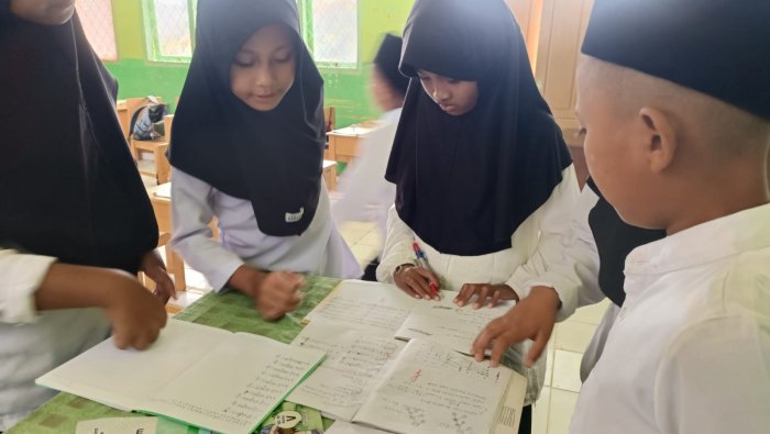 Pembelajaran Partisipatif di Kelas 5B MIN 4 Tebo, Siswa Tercepat Bantu Koreksi Jawaban Teman
