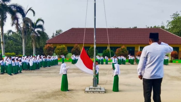 Mulai Senin Depan, Upacara Bendera MIN 4 Tebo Diperkuat dengan Ikrar Pelajar dan Lagu Rukun Sama Teman