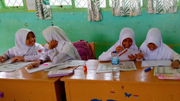 Berpasangan Menyusun Kalimat, Siswa Kelas 4A MIN 4 Tebo Perdalam Pemahaman Waktu dalam Bahasa Inggris Berpasangan Menyusun Kalimat, Siswa Kelas 4A MIN 4 Tebo Perdalam Pemahaman Waktu dalam Bahasa Inggris