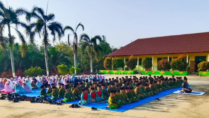 Shalat Dhuha Berjamaah di Halaman, Tertib Siswa MIN 4 Tebo Kian Meningkat meski Sesekali Masih Perlu Diingatkan Shalat Dhuha Berjamaah di Halaman, Tertib Siswa MIN 4 Tebo Kian Meningkat meski Sesekali Masih Perlu Diingatkan