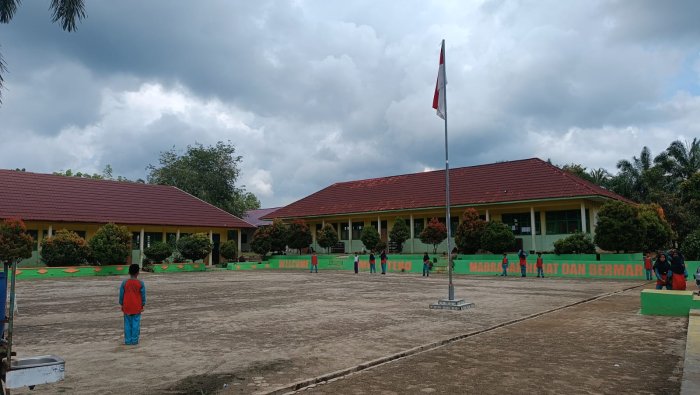 Latihan Petugas Upacara Kelas 5B MIN 4 Tebo, Semua Kebagian Peran