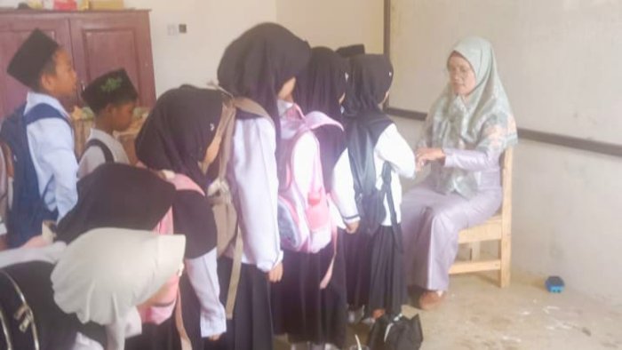 Kelas 1B MIN 4 Tebo Biasakan Pemeriksaan Kerapian dan Kebersihan Setiap Jumat Pagi Kelas 1B MIN 4 Tebo Biasakan Pemeriksaan Kerapian dan Kebersihan Setiap Jumat Pagi