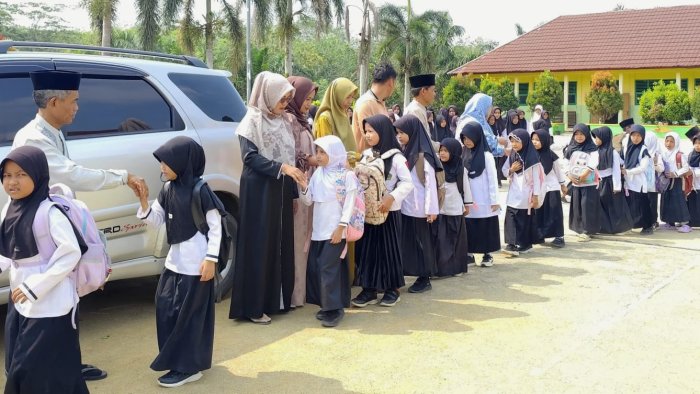 Saling Memaafkan Jelang Libur: Momen Salam-Salaman Guru dan Siswa MIN 4 Tebo di Lapangan Madrasah