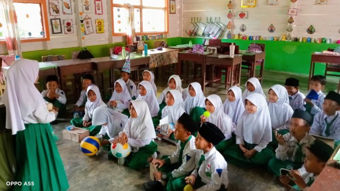 Belajar Bangun Ruang, Siswa Kelas 2B MIN 4 Tebo Bawa Benda dari Rumah Belajar Bangun Ruang, Siswa Kelas 2B MIN 4 Tebo Bawa Benda dari Rumah