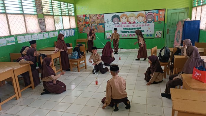 Problem Based Learning dan Game Tali Botol Kuatkan Nilai Kerjasama di Kelas 5B MIN 4 Tebo
