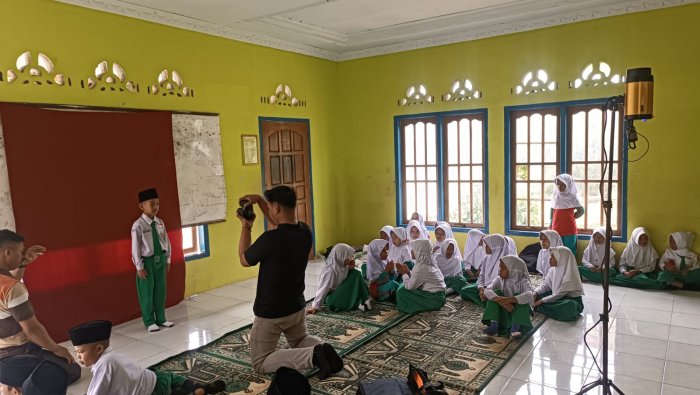 Lengkapi Identitas Rapor, Siswa Kelas 1 MIN 4 Tebo Ikuti Sesi Pemotretan Pas Foto