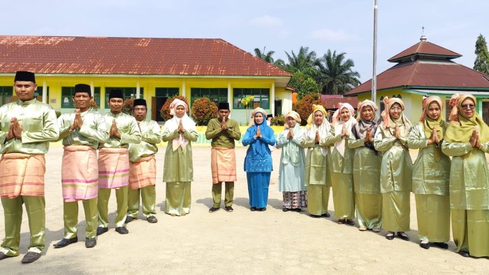 Keluarga Besar MIN 4 Tebo Rayakan HUT ke-26 Kabupaten Tebo dengan Ungkapan Sederhana Penuh Makna Keluarga Besar MIN 4 Tebo Rayakan HUT ke-26 Kabupaten Tebo dengan Ungkapan Sederhana Penuh Makna