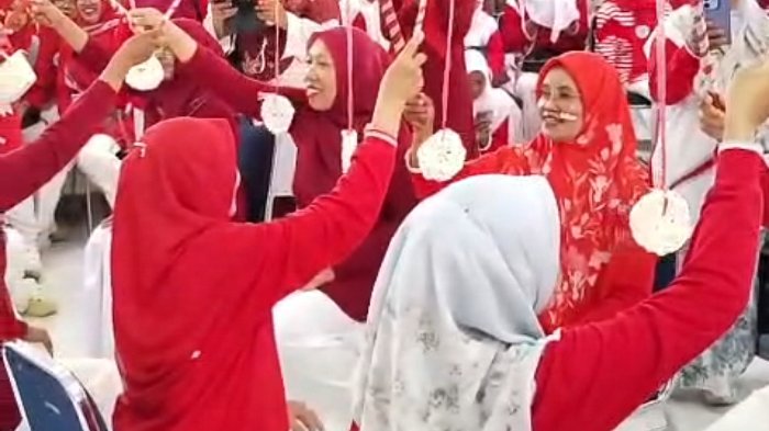 Kompak Berbusana Merah Putih, DWP Sub Unit MIN 4 Tebo Meriahkan HUT RI di Kemenag Tebo