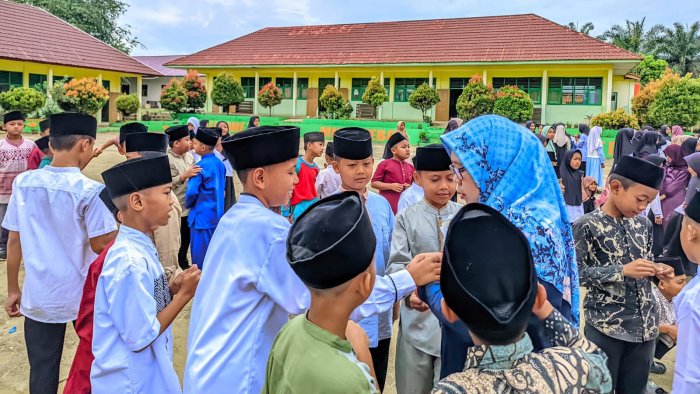 Optimalkan Ibadah Ramadhan, MIN 4 Tebo Bagikan Obat Cacing untuk Jaga Kebugaran Siswa Selama Berpuasa Optimalkan Ibadah Ramadhan, MIN 4 Tebo Bagikan Obat Cacing untuk Jaga Kebugaran Siswa Selama Berpuasa