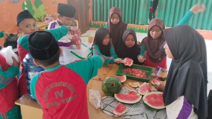 Siswa Kelas 5A MIN 4 Tebo Olah Semangka Lokal Jadi Es Segar, Sambil Belajar Kesadaran Ekonomi Sirkular Siswa Kelas 5A MIN 4 Tebo Olah Semangka Lokal Jadi Es Segar, Sambil Belajar Kesadaran Ekonomi Sirkular