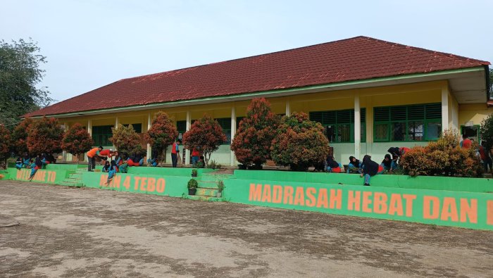 Gotong Royong Pasca Libur, Siswa dan Guru MIN 4 Tebo Bersihkan Taman dan Selokan di Depan Kelas