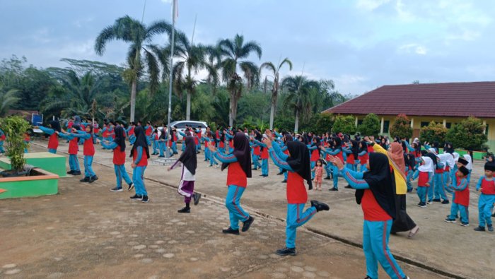 Senam Anak Indonesia Hebat Meriahkan MIN 4 Tebo, Giliran Siswa Kelas 5B Instruktur di Barisan Depan